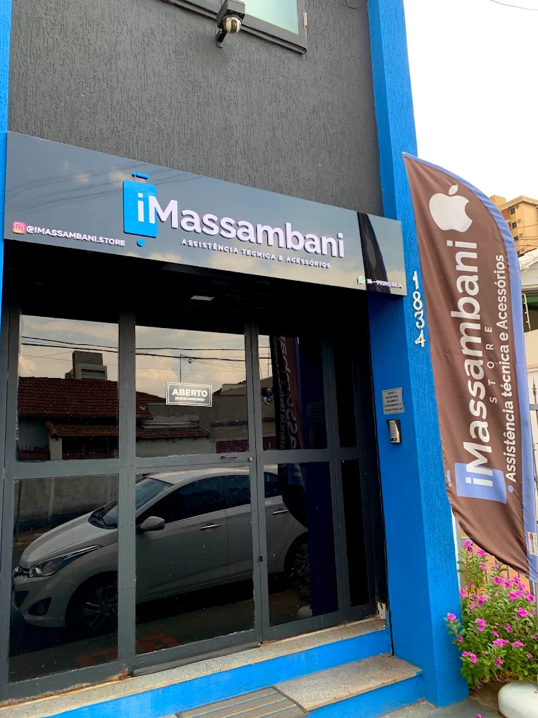 Fachada azul da iMassambani Store na Rua Lafaiete, 1834